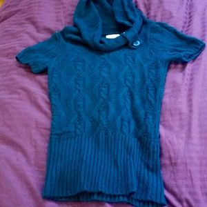 Teal short sleeve sweater. Size small. Rickis.